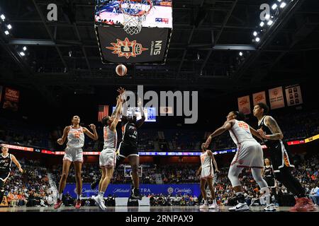 31. August 2023: Michaela Onyenwere (12), Vorgesetzte von Phoenix Mercury, schießt den Ball während eines WNBA-Spiels zwischen Phoenix Mercury und Connecticut Sun in der Mohegan Sun Arena in Uncasville, Connecticut. Erica Denhoff/CSM Stockfoto