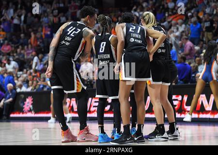 31. August 2023: Phoenix Mercury Center Brittney Griner (42), Phoenix Mercury Guard Moriah Jefferson (8) und Phoenix Mercury Forward Brianna Turner (21) treffen sich während eines WNBA-Spiels zwischen Phoenix Mercury und Connecticut Sun in der Mohegan Sun Arena in Uncasville, Connecticut, mit Teamkollegen. Erica Denhoff/CSM Stockfoto