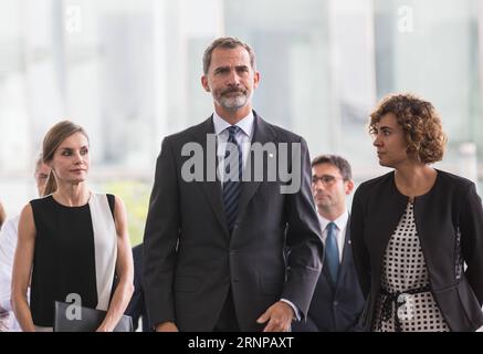 (170819) -- BARCELONA, 19. August 2017 -- Spaniens König Felipe VI. (Front C) und Königin Letizia (Front L) kommen im Krankenhaus del Mar an, um die Opfer der Terroranschläge in Barcelona, Spanien, zu besuchen, 19. August 2017. Bei zwei Terroranschlägen in den spanischen Städten Barcelona und Cambrils kamen insgesamt 14 Tote ums Leben, die auch etwa 126 Menschen schadeten. )(zf) SPANIEN-BARCELONA-TERRORANSCHLÄGE XuxJinquan PUBLICATIONxNOTxINxCHN Barcelona 19. August 2017 Spanien S König Felipe VI Front C und Königin Letizia Front l kommen im Krankenhaus Del Mar an, um die Opfer der TERRORANSCHLÄGE in Barcelona Spai zu besuchen Stockfoto