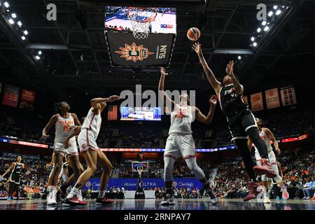 31. August 2023: Phoenix Mercury Center Brittney Griner (42) schießt den Ball während eines WNBA-Spiels zwischen Phoenix Mercury und Connecticut Sun in der Mohegan Sun Arena in Uncasville, Connecticut. Erica Denhoff/CSM Stockfoto