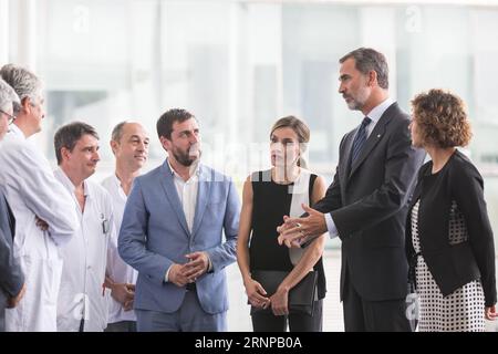 (170819) -- BARCELONA, 19. August 2017 -- Spaniens König Felipe VI. (2. R) und Königin Letizia (3. R) sprechen mit dem medizinischen Personal des Hospital del Mar während eines Besuchs bei den Opfern der Terroranschläge in Barcelona, Spanien, 19. August 2017. Bei zwei Terroranschlägen in den spanischen Städten Barcelona und Cambrils kamen insgesamt 14 Tote ums Leben, die auch etwa 126 Menschen schadeten. )(zf) SPANIEN-BARCELONA-TERRORANSCHLÄGE XuxJinquan PUBLICATIONxNOTxINxCHN Barcelona 19. August 2017 Spanien S König Felipe VI 2. R und Königin Letizia 3. R Gespräch mit dem medizinischen Personal des Krankenhauses Del Mar während eines Besuchs in Th Stockfoto