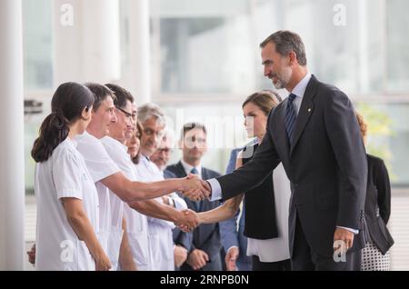 (170819) -- BARCELONA, 19. August 2017 -- Spaniens König Felipe VI. (1. R) und Königin Letizia (2. R) begrüßen das medizinische Personal des Hospital del Mar während eines Besuchs bei den Opfern der Terroranschläge in Barcelona, Spanien, 19. August 2017. Bei zwei Terroranschlägen in den spanischen Städten Barcelona und Cambrils kamen insgesamt 14 Tote ums Leben, die auch etwa 126 Menschen schadeten. )(zf) SPANIEN-BARCELONA-TERRORANSCHLÄGE XuxJinquan PUBLICATIONxNOTxINxCHN Barcelona 19. August 2017 Spanien S König Felipe VI 1. R und Königin Letizia 2. R begrüßen das medizinische Personal des Krankenhauses Del Mar während eines Besuchs beim Opfer Stockfoto