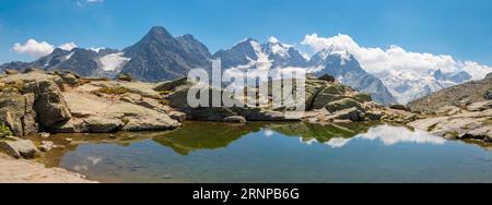 Das Panorama der Gipfel Piz Bernina und Piz Roseg. Stockfoto