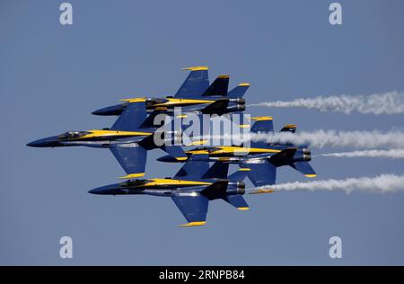 (170820) -- CHICAGO, 20. August 2017 -- Kampfflugzeuge der U.S. Navy Blue Angles treten während der 59. Jährlichen Chicago Air and Water Show über North Avenue Beach in Chicago, USA, am 19. August 2017 auf. Die zweitägige Chicago Air and Water Show begann am Samstag. (yk) U.S.-CHICAGO-AIR AND WATER SHOW WangxPing PUBLICATIONxNOTxINxCHN Chicago 20. August 2017 Fighter Aircraft of the U S Navy Blue Angles treten während der 59. Jährlichen Chicago Air and Water Show über North Avenue Beach in Chicago, 19. August 2017, der zwei-Tage-Chicago Air and Water Show, auf begann AM Samstag YK U S Chi Stockfoto