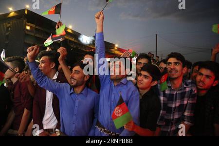 (170820) -- KABUL, 20. August 2017 -- Afghanen besuchen ein Konzert zur Feier des 98. Jahrestages der Unabhängigkeit Afghanistans in Kabul, Afghanistan, am 19. August 2017. Es ist das erste Mal in den letzten 16 Jahren, dass Afghanen ihren Unabhängigkeitstag mit einem Musikkonzert in dem Land feiern, in dem Taliban-Militanten und gleichgesinnte Gruppen um die Wiedererlangung der Macht und die Wiedereinführung strenger Gesetze kämpfen, um kulturelle Festivals und Frauentätigkeiten zu verbieten. )(zhf) AFGHANISTAN-KABUL-UNABHÄNGIGKEIT TAG-KONZERT-FEIER RahmatxAlizadah PUBLICATIONxNOTxINxCHN Kabul August 20 2017 Afghanen besuchen ein Konzert nach C Stockfoto