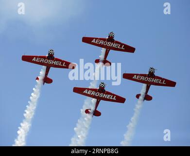 (170820) -- CHICAGO, 20. August 2017 -- Aerobatics Aircraft of Aeroshell Aerobatic Team tritt während der 59th Annual Chicago Air and Water Show Over North Avenue Beach in Chicago, USA, am 19. August 2017 auf. Die zweitägige Chicago Air and Water Show begann am Samstag. (yk) U.S.-CHICAGO-AIR AND WATER SHOW WangxPing PUBLICATIONxNOTxINxCHN Chicago 20. August 2017 Aerobatics Aircraft of Aero Shell Aerobatic Team performt während der 59. Jährlichen Chicago Air and Water Show über North Avenue Beach in Chicago AM 19. August 2017 die zweitägige Chicago Air and Water Show begann Samstag YK U Stockfoto