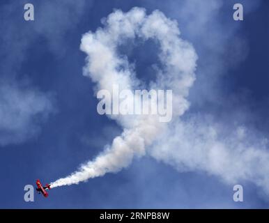 (170820) -- CHICAGO, 20. August 2017 -- ein Kunstflugzeug des Team Oracle spielt während der 59. Jährlichen Chicago Air and Water Show über North Avenue Beach in Chicago, USA, 19. August 2017. Die zweitägige Chicago Air and Water Show begann am Samstag. (yk) U.S.-CHICAGO-AIR AND WATER SHOW WangxPing PUBLICATIONxNOTxINxCHN Chicago 20. August 2017 to Aerobatics Aircraft of Team Oracle performt während der 59. Jährlichen Chicago Air and Water Show über North Avenue Beach in Chicago AM 19. August 2017 die zweitägige Chicago Air and Water Show begann AM Samstag YK U S Chicago Air und W Stockfoto