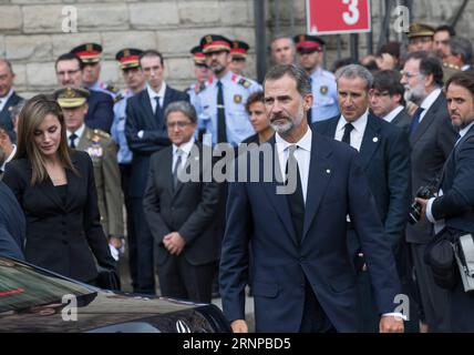 (170820) -- BARCELONA, 20. August 2017 -- Spaniens König Felipe VI. (Front) verlässt die Sagrada Familia nach einer Messe zum Gedenken an die Opfer zweier verheerender Terroranschläge in Barcelona, Spanien, am 20. August 2017. Bei zwei Terroranschlägen in den spanischen Städten Barcelona und Cambrils kamen insgesamt 14 Tote ums Leben, die auch etwa 126 Menschen aus 34 verschiedenen Nationalitäten verletzten. ) (Zhf) SPANIEN-BARCELONA-MASSE XuxJinquan PUBLICATIONxNOTxINxCHN Barcelona 20. August 2017 Spanien S König Felipe VI Front verlässt die Sagrada Familia nach einer Messe zum Gedenken an die Opfer von zwei verheerenden Terroranschlägen in Barcelo Stockfoto