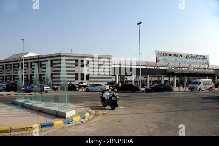 (170821) -- DAMASKUS, 21. August 2017 -- Foto aufgenommen am 20. August 2017 zeigt die gebrochene Brille auf dem Messegelände südlich von Damaskus, Syrien. Vier Menschen wurden getötet und über vier weitere verletzt, als am Sonntag eine Mörsergranate das Messegelände in der Hauptstadt Damaskus niederschlug, wo eine führende Messe stattfindet, sagte eine gut informierte Quelle Xinhua. ) (lrz) SYRIEN-DAMASKUS-AFTERMATH-OF-MORTAR-SHELLING-ON-FAIR AmmarxSafarjalani PUBLICATIONxNOTxINxCHN DAMASKUS 21. August 2017 Foto aufgenommen AM 20. August 2017 zeigt die gebrochene Brille AUF dem Messegelände südlich von Damaskus Syrien vier Prominente wurden GETÖTET Stockfoto