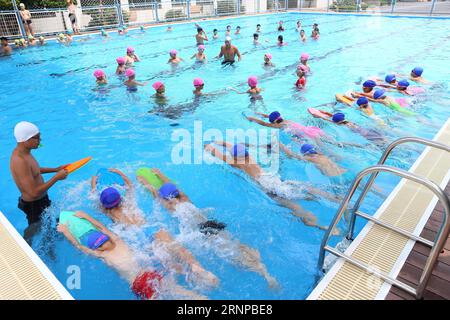 (170821) -- QINGDAO, 21. August 2017 -- Schüler besuchen Schwimmunterricht an der experimentellen Grundschule Nr. 4 in Jimo City, Ostchinesische Provinz Shandong, 21. August 2017. Hier wurde während der Sommerferien ein 25 Meter langes und 15 Meter breites mobiles Schwimmbad für Schüler installiert, die kostenlos schwimmen lernen. )(wsw) CHINA-QINGDAO-MOBILE SCHWIMMBAD-SCHWIMMKURS (CN) LiangxXiaopeng PUBLICATIONxNOTxINxCHN Qingdao 21. August 2017 Schüler besuchen Schwimmkurs AN DER Experimentellen Grundschule Nr. 4 in JIMO-Stadt Ostchina Provinz S Shan Dong 21. August 2017 ein 25 Meter langes und 15 Meter breites Mobile Swimmi Stockfoto