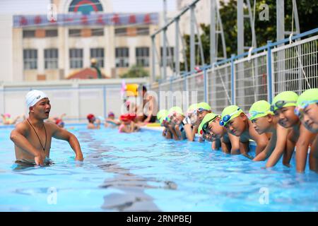 (170821) -- QINGDAO, 21. August 2017 -- Schüler besuchen Schwimmunterricht an der experimentellen Grundschule Nr. 4 in Jimo City, Ostchinesische Provinz Shandong, 21. August 2017. Hier wurde während der Sommerferien ein 25 Meter langes und 15 Meter breites mobiles Schwimmbad für Schüler installiert, die kostenlos schwimmen lernen. )(wsw) CHINA-QINGDAO-MOBILE SCHWIMMBAD-SCHWIMMKURS (CN) LiangxXiaopeng PUBLICATIONxNOTxINxCHN Qingdao 21. August 2017 Schüler besuchen Schwimmkurs AN DER Experimentellen Grundschule Nr. 4 in JIMO-Stadt Ostchina Provinz S Shan Dong 21. August 2017 ein 25 Meter langes und 15 Meter breites Mobile Swimmi Stockfoto