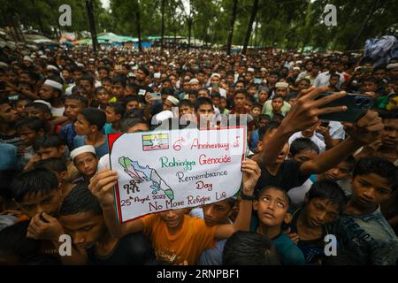 Am 25. August 2023 wurde der Rohingya-Tag mit einer Kundgebung im Kutupalong-Lager, Cox's Bazar, markiert, die eine schnelle Rückführung in ihre Heimat forderte. Stockfoto