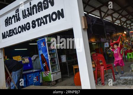 (170821) -- MAEKLONG, 21. August 2017 -- Ein Junge stapelt Stühle vor dem Restaurant, das seine Familie am Bahnhof Maeklong führt, direkt neben dem Maeklong Markt, in der zentralthailändischen Provinz Samut Songkhram, 19. August 2017. Im Maeklong Market, der entlang einer Eisenbahnstrecke gebaut wurde, wird ein Kompromiss zwischen Anbietern und vorbeifahrenden Pendlerzügen erzielt. Wenn die Gleise frei sind, können Standbesitzer nach Belieben Stände einrichten; doch acht Mal am Tag müssen die Markisen und ein Teil der Güter von der Bahn zurückgebracht werden, um Platz für ein- und ausfahrende Züge zu schaffen. Der Geschäftsstil rund um den Zug Stockfoto