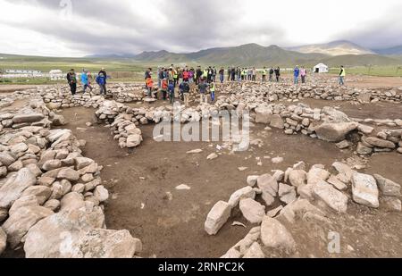 (170821) -- WENQUAN, 21. August 2017 -- Eine historische Siedlung ist im Wenquan County, Nordwestchinas Autonome Region Xinjiang Uygur, 20. August 2017, zu sehen. Mehr als 50 Experten der Staatlichen Verwaltung des Kulturerbes, des Instituts für Archäologie der Chinesischen Akademie der Sozialwissenschaften und der Peking-Universität nahmen an einem Symposium im Kreis Wenquan Teil, in dem sie erkannten, dass die Siedlung, die aus Gräbern und Ruinen von Wohngebäuden bestand, bis vor 3600 Jahren zurückreicht. Gegenstände und Ruinen, die seit 2016 in der Siedlung entdeckt wurden, boten einen wichtigen Wert für die Menschen, um mehr über die Geschichte zu erfahren Stockfoto