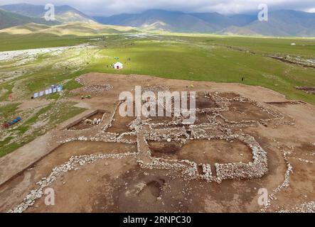 (170821) -- WENQUAN, 21. August 2017 -- Eine historische Siedlung ist im Wenquan County, Nordwestchinas Autonome Region Xinjiang Uygur, 20. August 2017, zu sehen. Mehr als 50 Experten der Staatlichen Verwaltung des Kulturerbes, des Instituts für Archäologie der Chinesischen Akademie der Sozialwissenschaften und der Peking-Universität nahmen an einem Symposium im Kreis Wenquan Teil, in dem sie erkannten, dass die Siedlung, die aus Gräbern und Ruinen von Wohngebäuden bestand, bis vor 3600 Jahren zurückreicht. Gegenstände und Ruinen, die seit 2016 in der Siedlung entdeckt wurden, boten einen wichtigen Wert für die Menschen, um mehr über die Geschichte zu erfahren Stockfoto