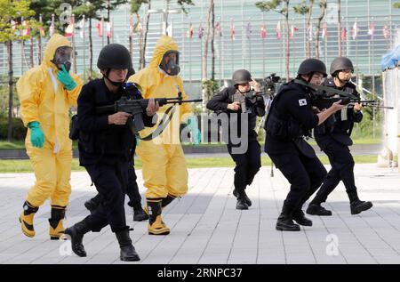 (170821) -- GOYANG, 21. August 2017 -- südkoreanische Sicherheitsmitglieder und Mitarbeiter der Notfalldienste nehmen an einer Anti-Terror- und Anti-Chemikalienübung in Goyang, Südkorea, 21. August 2017 Teil. ) (srb) SÜDKOREA-GOYANG-ANTI-TERROR-ÜBUNG LeexSang-ho PUBLICATIONxNOTxINxCHN Goyang 21. August 2017 südkoreanische Sicherheitsmitglieder und Mitarbeiter der NOTFALLDIENSTE nehmen an der Anti-Terror- und Anti-CHEMIKALIENÜBUNG in Goyang Südkorea 21. August 2017 SRB Südkorea Goyang Anti-Terror-ÜBUNG Ho PUBLATIONxNOTxINxCHN Teil Stockfoto