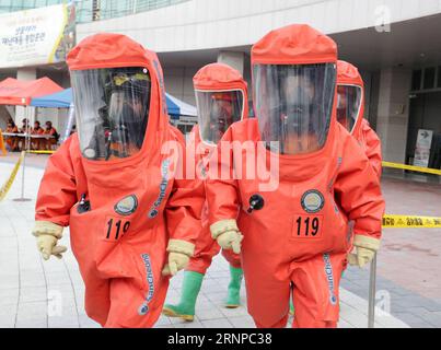 (170821) -- GOYANG, 21. August 2017 -- Mitarbeiter des südkoreanischen Rettungsdienstes mit Schutzkleidung nehmen an einer Anti-Terror- und Anti-Chemikalienübung in Goyang, Südkorea, 21. August 2017 Teil. ) (srb) SÜDKOREA-GOYANG-ANTI-TERROR-ÜBUNG LeexSang-ho PUBLICATIONxNOTxINxCHN Goyang 21. August 2017 Mitarbeiter des südkoreanischen NOTFALLDIENSTES, die Schutzkleidung tragen, nehmen an der Anti-TERROR- und Anti-CHEMIKALIENÜBUNG in Goyang Südkorea 21. August 2017 SRB Südkorea Goyang Anti-Terror-ÜBUNG Ho PUBLATIONxNOTxINxCHN Teil Stockfoto