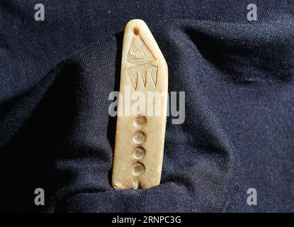 (170821) -- WENQUAN, 21. August 2017 -- Ein Steingut, Das aus einer Siedlung gefunden wurde, wird im Wenquan County, Nordwestchinas Autonome Region Xinjiang Uygur, 20. August 2017, gesehen. Mehr als 50 Experten der Staatlichen Verwaltung des Kulturerbes, des Instituts für Archäologie der Chinesischen Akademie der Sozialwissenschaften und der Peking-Universität nahmen an einem Symposium im Kreis Wenquan Teil, in dem sie erkannten, dass die Siedlung, die aus Gräbern und Ruinen von Wohngebäuden bestand, bis vor 3600 Jahren zurückreicht. Gegenstände und Ruinen, die seit 2016 in der Siedlung entdeckt wurden, boten einen wichtigen Wert für die Menschen, um A zu lernen Stockfoto