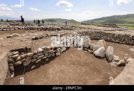 (170821) -- WENQUAN, 21. August 2017 -- Eine historische Siedlung ist im Wenquan County, Nordwestchinas Autonome Region Xinjiang Uygur, 20. August 2017, zu sehen. Mehr als 50 Experten der Staatlichen Verwaltung des Kulturerbes, des Instituts für Archäologie der Chinesischen Akademie der Sozialwissenschaften und der Peking-Universität nahmen an einem Symposium im Kreis Wenquan Teil, in dem sie erkannten, dass die Siedlung, die aus Gräbern und Ruinen von Wohngebäuden bestand, bis vor 3600 Jahren zurückreicht. Gegenstände und Ruinen, die seit 2016 in der Siedlung entdeckt wurden, boten einen wichtigen Wert für die Menschen, um mehr über die Geschichte zu erfahren Stockfoto