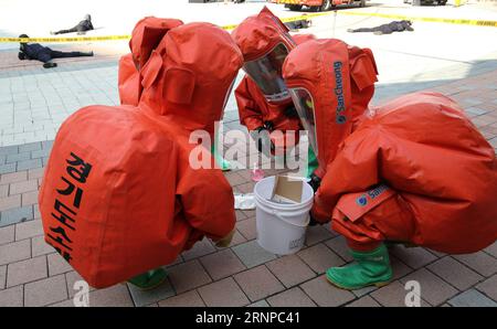 (170821) -- GOYANG, 21. August 2017 -- Mitarbeiter des südkoreanischen Rettungsdienstes mit Schutzkleidung nehmen an einer Anti-Terror- und Anti-Chemikalienübung in Goyang, Südkorea, 21. August 2017 Teil. ) (srb) SÜDKOREA-GOYANG-ANTI-TERROR-ÜBUNG LeexSang-ho PUBLICATIONxNOTxINxCHN Goyang 21. August 2017 Mitarbeiter des südkoreanischen NOTFALLDIENSTES, die Schutzkleidung tragen, nehmen an der Anti-TERROR- und Anti-CHEMIKALIENÜBUNG in Goyang Südkorea 21. August 2017 SRB Südkorea Goyang Anti-Terror-ÜBUNG Ho PUBLATIONxNOTxINxCHN Teil Stockfoto