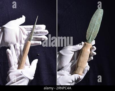 (170821) -- WENQUAN, 21. August 2017 -- Ein Bronzesäbel (L) und Ein Messer, das von einer Siedlung entdeckt wurde, werden im Wenquan County, Nordwestchinas Autonome Region Xinjiang Uygur, 20. August 2017, ausgestellt. Mehr als 50 Experten der Staatlichen Verwaltung des Kulturerbes, des Instituts für Archäologie der Chinesischen Akademie der Sozialwissenschaften und der Peking-Universität nahmen an einem Symposium im Kreis Wenquan Teil, in dem sie erkannten, dass die Siedlung, die aus Gräbern und Ruinen von Wohngebäuden bestand, bis vor 3600 Jahren zurückreicht. Die seit 2016 in der Siedlung gefundenen Gegenstände und Ruinen boten einen wichtigen Wert Stockfoto
