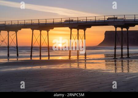 Am Saltburn Pier in Sunrise, Saltburn, North Yorkshire, Großbritannien, könnt ihr die Klippen jagen Stockfoto