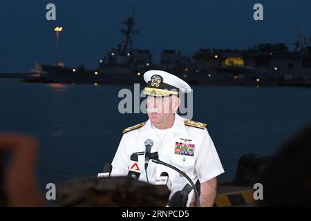 (170822) -- SINGAPUR, 22. August 2017 -- der Kommandant der US-Pazifikflotte, Admiral Scott Swift, nimmt am 22. August 2017 an einer Pressekonferenz zur Kollision der USS John S. McCain mit einem Handelsmarine-Öltanker auf der Changi Naval Base in Singapur Teil. Scott Swift sagte hier am Dienstagabend, dass einige Überreste der Seeleute im US-Zerstörer gefunden wurden, der vor einem Tag mit einem Handelsschiff vor den Gewässern Singapurs kollidierte. (srb) SINGAPUR-US-ZERSTÖRER-KOLLISION-PRESSEKONFERENZ ThenxChihxWey PUBLICATIONxNOTxINxCHN Singapur 22. August 2017 US-Pacific Fleet Commander Admiral Scott Swift nimmt an einer Presse Teil Stockfoto