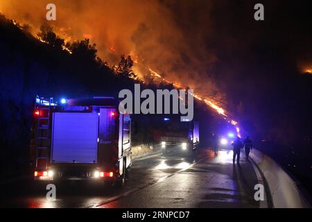 (170822) -- DUBCI, 22. August 2017 -- Feuerwehrleute versuchen am 21. August 2017, ein wildes Feuer in der Nähe des Dorfes Dubci in Kroatien auszulöschen. Der Brand, der in der Nacht vom 20. August ausbrach, wurde unter Kontrolle gebracht. )(srb) KROATIEN-DUBCI-WILD FIRE IvoxCagalj PUBLICATIONxNOTxINxCHN 22. August 2017 Feuerwehrleute versuchen, AM 21. August 2017 ein wildes Feuer in der Nähe des Dorfes in Kroatien auszulöschen das Feuer, das in der Nacht des 20. August begann, wurde unter Kontrolle gebracht SRB Croatia Wild Fire PUBLICATIONxNOTxINxCHN Stockfoto