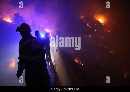 (170822) -- DUBCI, 22. August 2017 -- Feuerwehrleute versuchen am 21. August 2017, ein wildes Feuer in der Nähe des Dorfes Dubci in Kroatien auszulöschen. Der Brand, der in der Nacht vom 20. August ausbrach, wurde unter Kontrolle gebracht. )(srb) KROATIEN-DUBCI-WILD FIRE IvoxCagalj PUBLICATIONxNOTxINxCHN 22. August 2017 Feuerwehrleute versuchen, AM 21. August 2017 ein wildes Feuer in der Nähe des Dorfes in Kroatien auszulöschen das Feuer, das in der Nacht des 20. August begann, wurde unter Kontrolle gebracht SRB Croatia Wild Fire PUBLICATIONxNOTxINxCHN Stockfoto