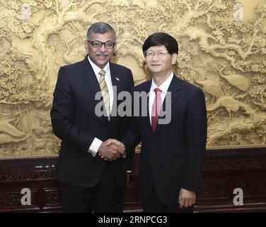 (170822) -- PEKING, 22. August 2017 -- Meng Jianzhu, Leiter der Kommission für politische und rechtliche Angelegenheiten des Zentralkomitees der Kommunistischen Partei Chinas (CPC), trifft sich mit dem Chefjustiz Singapurs, Sundaresh Menon, in Peking, der Hauptstadt Chinas, am 22. August 2017. ) (wyl) CHINA-BEIJING-MENG JIANZHU-SINGAPUR-CHIEF JUSTICE-MEETING (CN) PangxXinglei PUBLICATIONxNOTxINxCHN Peking 22. August 2017 Meng Jianzhu, Leiter der Kommission für politische und rechtliche Angelegenheiten des Zentralkomitees der Kommunistischen Partei Chinas, trifft sich mit Singapur-S-Chief Justice Menon in Peking, Hauptstadt Chinas, 22. August 2017 W Stockfoto