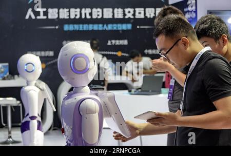 (170822) -- PEKING, 22. August 2017 -- Menschen interagieren mit einem intelligenten Roboter während der Medienvorschau der World Robot Conference 2017 im Beijing Yichuang International Conference and Exhibition Center, in Peking, Hauptstadt von China, 22. August 2017. Die Konferenz findet vom 23. Bis 27. August statt und besteht aus Forum, Ausstellung und Roboterwettbewerb. ) (Xzy) CHINA-BEIJING-WORLD ROBOT CONFERENCE-MEDIA PREVIEW (CN) LixXin PUBLICATIONxNOTxINxCHN Peking 22. August 2017 Prominente interagieren mit dem intelligenten Roboter während der Medienvorschau der World Robot Conference 2017 IN Peking Internationa Stockfoto