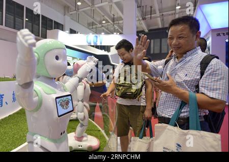 (170822) -- PEKING, 22. Aug. 2017 -- Menschen interagieren mit einem pädagogischen intelligenten Roboter während der Medienvorschau der World Robot Conference 2017 im Beijing Yichuang International Conference and Exhibition Center, in Peking, Hauptstadt von China, 22. Aug. 2017. Die Konferenz findet vom 23. Bis 27. August statt und besteht aus Forum, Ausstellung und Roboterwettbewerb. ) (Xzy) CHINA-BEIJING-WORLD ROBOT CONFERENCE-MEDIA PREVIEW (CN) LixXin PUBLICATIONxNOTxINxCHN Peking 22. August 2017 Prominente interagieren mit dem Educational Intelligent Robot während der Media Preview der World Robot Conference 2017 Stockfoto