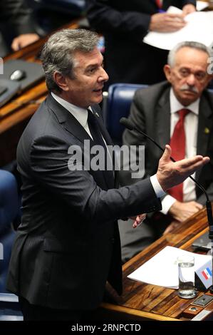 (170823) -- BRASILIA, 23. August 2017 -- das am 31. August 2016 aufgenommene Aktenfoto zeigt den brasilianischen Senator und ehemaligen Präsidenten Fernando Collor de Mello (Front), der während der letzten Amtsenthebungssitzung des Senats von Brasiliens suspendierter Präsidentin Dilma Rousseff in Brasilia, der Hauptstadt Brasiliens, sprach. Der Oberste Gerichtshof Brasiliens hat am 22. August 2017 ein Verfahren gegen Fernando Collor de Mello wegen Korruption, Geldwäsche und illegaler Vereinigung angenommen. ) (ma) (da) (hy) BRASILIEN-BRASILIA-EHEMALIGER PRÄSIDENT DER RECHTSSACHE LixMing PUBLICATIONxNOTxINxCHN Brasilia 23. August 2017 Datei Foto VOM 31 2016. August zeigt brasilianischen Senator und F Stockfoto