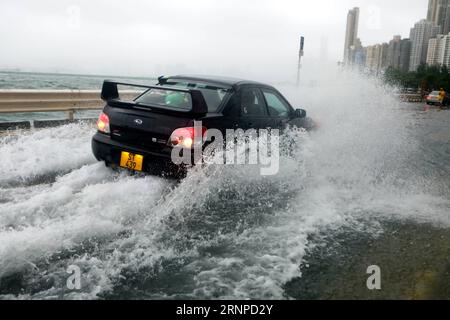 (170823) -- HONG KONG, 23. August 2017 -- Ein Auto waten durch eine Wasserstraße in Hong Kong, Südchina, 23. August 2017. Hato, der 13. Taifun, der China in diesem Jahr getroffen hat, landete am Mittwoch Mittag in der Stadt Zhuhai in der südchinesischen Provinz Guangdong. Beeinflusst durch die äußere Regenbande von Hato, beeinflusste starker Wind und Regen Hongkong und eine tropische Zyklonwarnung wurde vom Hong Kong Observatory ausgegeben. (wyl) CHINA-HONG KONG-TYPHOON HATO (CN) LixPeng PUBLICATIONxNOTxINxCHN Hong KONG 23. August 2017 ein Auto Wade durch eine Wasserstraße in Hong Kong Südchina 23. August 2017 Hato der 13. Typhoo Stockfoto