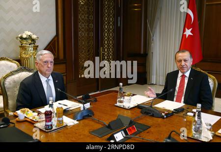 (170823) -- ANKARA, 23. August 2017 -- der türkische Präsident Tayyip Erdogan (R) trifft sich am 23. August 2017 mit US-Verteidigungsminister Jim Mattis im Präsidentenpalast in Ankara, Türkei. Der türkische Präsident Recep Tayyip Erdogan äußerte bei seinem Treffen mit dem US-Verteidigungsminister Jim Mattis am Mittwoch sein Unbehagen über die Unterstützung der syrisch-kurdischen Volksschutzeinheiten (YPG) durch die USA. TÜRKEI-ANKARA-PRÄSIDENT-US-VERTEIDIGUNGSMINISTER-TREFFEN TurkisxPresidentialxPalace PUBLICATIONxNOTxINxCHN Ankara 23. August 2017 der türkische Präsident Tayyip Erdogan r trifft sich mit US-Verteidigungsminister Jim Mattis Stockfoto