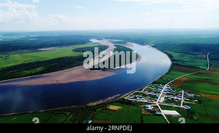 (170824) -- HARBIN, 24. August 2017 -- Foto aufgenommen am 3. August 2017 zeigt eine allgemeine Ansicht des Dorfes Lihuazhan im Huma County, nordöstliche chinesische Provinz Heilongjiang. Über 95 Prozent der Bevölkerung in Lihuazhan sind russische Volksgruppen. Die Dorfbewohner entwickeln eine Tourismusbranche mit lokalen Merkmalen. Die Menschen, die in Dörfern und Townships am Heilongjiang-Fluss leben, stützen sich auf gute ökologische Ressourcen, geografische Vorteile, Volkskultur ethnischer Minderheiten und historische Merkmale und entwickeln die Tourismusbranche. )(MCG) ENTWICKLUNG DES FLUSS-TOURISMUS IN CHINA-HEILONGJIANG (CN Stockfoto