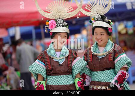 (170824) -- QIANDONGNAN, 24. August 2017 -- Menschen aus der ethnischen Gruppe Miao besuchen das Papo-Festival im Dorf Jialao von Miao und der autonomen Präfektur Dong von Qiandongnan, Provinz Guizhou im Südwesten Chinas, 23. August 2017. Das Papo-Festival, oder das Slope-Climbing-Festival, war in der Antike eine Gelegenheit für Spielmacher für die jungen Menschen der Miao-ethnischen Gruppe. )(wsw) CHINA-GUIZHOU-QIANDONGNAN-PAPO FESTIVAL (CN) HuangxXiaohai PUBLICATIONxNOTxINxCHN Qiandongnan 24. August 2017 Prominente der ethnischen Gruppe Miao nehmen am Papo Festival IM Dorf Miao und der autonomen Präfektur Dong von Qiandongnan so Teil Stockfoto