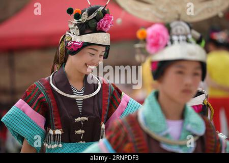 (170824) -- QIANDONGNAN, 24. August 2017 -- Menschen aus der ethnischen Gruppe Miao besuchen das Papo-Festival im Dorf Jialao von Miao und der autonomen Präfektur Dong von Qiandongnan, Provinz Guizhou im Südwesten Chinas, 23. August 2017. Das Papo-Festival, oder das Slope-Climbing-Festival, war in der Antike eine Gelegenheit für Spielmacher für die jungen Menschen der Miao-ethnischen Gruppe. )(wsw) CHINA-GUIZHOU-QIANDONGNAN-PAPO FESTIVAL (CN) HuangxXiaohai PUBLICATIONxNOTxINxCHN Qiandongnan 24. August 2017 Prominente der ethnischen Gruppe Miao nehmen am Papo Festival IM Dorf Miao und der autonomen Präfektur Dong von Qiandongnan so Teil Stockfoto