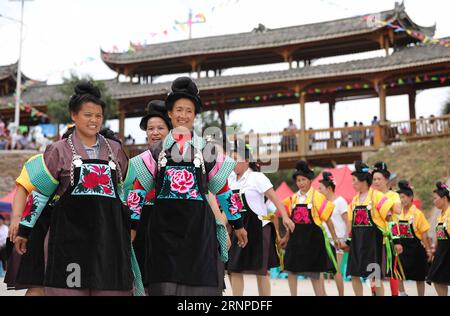 (170824) -- QIANDONGNAN, 24. August 2017 -- Menschen der Miao-Volksgruppe tanzen während des Papo-Festivals im Dorf Jialao von Miao und der autonomen Präfektur Dong von Qiandongnan, Provinz Guizhou im Südwesten Chinas, 23. August 2017. Das Papo-Festival, oder das Slope-Climbing-Festival, war in der Antike eine Gelegenheit für Spielmacher für die jungen Menschen der Miao-ethnischen Gruppe. )(wsw) CHINA-GUIZHOU-QIANDONGNAN-PAPO FESTIVAL (CN) HuangxXiaohai PUBLICATIONxNOTxINxCHN Qiandongnan 24. August 2017 Prominente des Miao Ethnic Group Dance während des Papo Festivals IM Dorf Miao und der Dong Autonomen Präfektur Qi Stockfoto