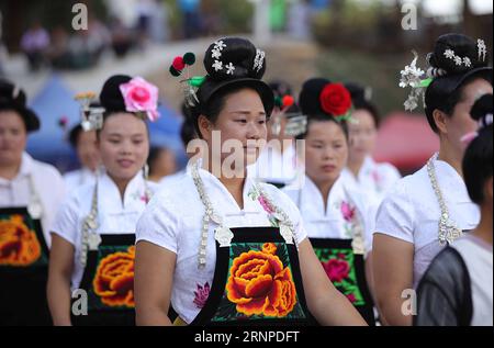 (170824) -- QIANDONGNAN, 24. August 2017 -- Menschen der Miao-Volksgruppe tanzen während des Papo-Festivals im Dorf Jialao von Miao und der autonomen Präfektur Dong von Qiandongnan, Provinz Guizhou im Südwesten Chinas, 23. August 2017. Das Papo-Festival, oder das Slope-Climbing-Festival, war in der Antike eine Gelegenheit für Spielmacher für die jungen Menschen der Miao-ethnischen Gruppe. )(wsw) CHINA-GUIZHOU-QIANDONGNAN-PAPO FESTIVAL (CN) HuangxXiaohai PUBLICATIONxNOTxINxCHN Qiandongnan 24. August 2017 Prominente des Miao Ethnic Group Dance während des Papo Festivals IM Dorf Miao und der Dong Autonomen Präfektur Qi Stockfoto