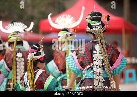 (170824) -- QIANDONGNAN, 24. August 2017 -- Menschen aus der ethnischen Gruppe Miao besuchen das Papo-Festival im Dorf Jialao von Miao und der autonomen Präfektur Dong von Qiandongnan, Provinz Guizhou im Südwesten Chinas, 23. August 2017. Das Papo-Festival, oder das Slope-Climbing-Festival, war in der Antike eine Gelegenheit für Spielmacher für die jungen Menschen der Miao-ethnischen Gruppe. )(wsw) CHINA-GUIZHOU-QIANDONGNAN-PAPO FESTIVAL (CN) HuangxXiaohai PUBLICATIONxNOTxINxCHN Qiandongnan 24. August 2017 Prominente der ethnischen Gruppe Miao nehmen am Papo Festival IM Dorf Miao und der autonomen Präfektur Dong von Qiandongnan so Teil Stockfoto