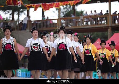 (170824) -- QIANDONGNAN, 24. August 2017 -- Menschen der Miao-Volksgruppe tanzen während des Papo-Festivals im Dorf Jialao von Miao und der autonomen Präfektur Dong von Qiandongnan, Provinz Guizhou im Südwesten Chinas, 23. August 2017. Das Papo-Festival, oder das Slope-Climbing-Festival, war in der Antike eine Gelegenheit für Spielmacher für die jungen Menschen der Miao-ethnischen Gruppe. )(wsw) CHINA-GUIZHOU-QIANDONGNAN-PAPO FESTIVAL (CN) HuangxXiaohai PUBLICATIONxNOTxINxCHN Qiandongnan 24. August 2017 Prominente des Miao Ethnic Group Dance während des Papo Festivals IM Dorf Miao und der Dong Autonomen Präfektur Qi Stockfoto