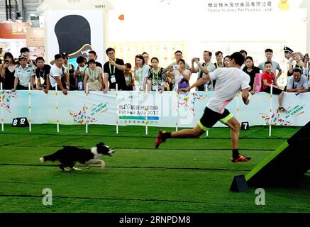 (170824) -- SHANGHAI, 24. August 2017 -- Ein Teilnehmer nimmt seinen Hund mit, der auf der PET Fair Asia 2017 in Shanghai, der ostchinesischen Gemeinde Shanghai, am 24. August 2017 teilnimmt. Die PET Fair Asia 2017 startete am Donnerstag im Shanghai New International Expo Center, an dem 950 Aussteller aus aller Welt teilnahmen. ) (Xzy) CHINA-SHANGHAI-ASIAN PET EXHIBITION (CN) ChenxFei PUBLICATIONxNOTxINxCHN SHANGHAI 24. August 2017 ein Teilnehmer nimmt seinen PET Dog mit, der AUF der PET Fair Asia 2017 in Shanghai East China S Shanghai Municipality 24. August 2017 die PET Fair Asia 2017 startete auf der Shanghai New Intern Stockfoto