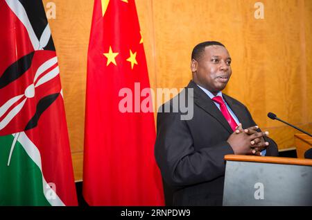 (170824) -- NAIROBI, 24. August 2017 -- Ibrahim Osman, ein kenianischer Student, der ein Stipendium für ein Studium in China erhielt, hält eine Rede während einer Abschiedszeremonie in Nairobi, Kenia, am 24. August 2017. Am Donnerstag fand in der chinesischen Botschaft in Kenia eine Zeremonie statt, um 140 kenianische Studenten, die Stipendien für ein Studium in China erhalten haben, zu verabschieden. KENIA-NAIROBI-CHINA-KENIANISCHE STUDENTEN-STIPENDIEN-ZEREMONIE LyuxShuai PUBLICATIONxNOTxINxCHN Nairobi 24. August 2017 Ibrahim Osman ein kenianischer Student, der ein STIPENDIUM für ein Studium in China erhielt, hält eine Rede während einer Abschiedszeremonie in Nairobi Kenia Stockfoto