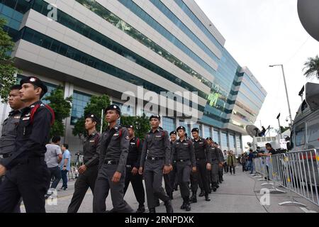 (170825) -- BANGKOK, 25. August 2017 -- Polizeipatrouille in der Nähe des Obersten Gerichtshofs von Thailand in Bangkok, 25. August 2017. Der Oberste Gerichtshof Thailands hat sich am Donnerstag mit verschärfter Sicherheit auf das Urteil gegen das Reisverpfändungsverfahren des ehemaligen Premierministers Yingluck Shinawatra am Freitag vorbereitet. (zcc) THAILAND-BANGKOK-COURT-YINGLUCK-SECURITY LixMangmang PUBLICATIONxNOTxINxCHN Bangkok Aug 25 2017 Police Patrol nahe dem Obersten Gerichtshof des thailändischen Landes in Bangkok Aug 25 2017 der Oberste Gerichtshof des thailändischen Landes AM Donnerstag hat sich auf das Urteil gegen die ehemaligen Premierminister Yingluck Shinawatra gewappnet Stockfoto