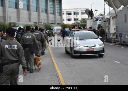 (170825) -- BANGKOK, 25. August 2017 -- Polizeipatrouille in der Nähe des Obersten Gerichtshofs von Thailand in Bangkok, 25. August 2017. Der Oberste Gerichtshof Thailands hat sich am Donnerstag mit verschärfter Sicherheit auf das Urteil gegen das Reisverpfändungsverfahren des ehemaligen Premierministers Yingluck Shinawatra am Freitag vorbereitet. (zcc) THAILAND-BANGKOK-COURT-YINGLUCK-SECURITY LixMangmang PUBLICATIONxNOTxINxCHN Bangkok Aug 25 2017 Police Patrol nahe dem Obersten Gerichtshof des thailändischen Landes in Bangkok Aug 25 2017 der Oberste Gerichtshof des thailändischen Landes AM Donnerstag hat sich auf das Urteil gegen die ehemaligen Premierminister Yingluck Shinawatra gewappnet Stockfoto