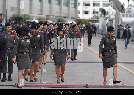 (170825) -- BANGKOK, 25. August 2017 -- Polizeipatrouille in der Nähe des Obersten Gerichtshofs von Thailand in Bangkok, 25. August 2017. Der Oberste Gerichtshof Thailands hat sich am Donnerstag mit verschärfter Sicherheit auf das Urteil gegen das Reisverpfändungsverfahren des ehemaligen Premierministers Yingluck Shinawatra am Freitag vorbereitet. (zcc) THAILAND-BANGKOK-COURT-YINGLUCK-SECURITY LixMangmang PUBLICATIONxNOTxINxCHN Bangkok Aug 25 2017 Police Patrol nahe dem Obersten Gerichtshof des thailändischen Landes in Bangkok Aug 25 2017 der Oberste Gerichtshof des thailändischen Landes AM Donnerstag hat sich auf das Urteil gegen die ehemaligen Premierminister Yingluck Shinawatra gewappnet Stockfoto