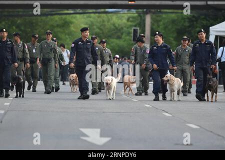 (170825) -- BANGKOK, 25. August 2017 -- Polizeipatrouille in der Nähe des Obersten Gerichtshofs von Thailand in Bangkok, 25. August 2017. Der Oberste Gerichtshof Thailands hat sich am Donnerstag mit verschärfter Sicherheit auf das Urteil gegen das Reisverpfändungsverfahren des ehemaligen Premierministers Yingluck Shinawatra am Freitag vorbereitet. (zcc) THAILAND-BANGKOK-COURT-YINGLUCK-SECURITY LixMangmang PUBLICATIONxNOTxINxCHN Bangkok Aug 25 2017 Police Patrol nahe dem Obersten Gerichtshof des thailändischen Landes in Bangkok Aug 25 2017 der Oberste Gerichtshof des thailändischen Landes AM Donnerstag hat sich auf das Urteil gegen die ehemaligen Premierminister Yingluck Shinawatra gewappnet Stockfoto