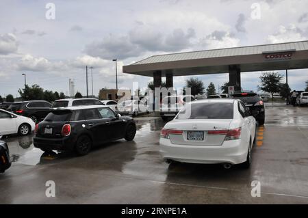 (170825) -- TEXAS, 25. August 2017 -- am 24. August 2017 stehen Leute an, um Gas in einer Tankstelle in Houston, USA, zu füllen. Die Populationen im südlichen Teil von Texas bereiten sich auf erhebliche Auswirkungen des Hurrikans Harvey vor, da er am Freitag als Kategorie-3-Hurrikan aus dem Golf von Mexiko landete. ) (dtf) U.S.-TEXAS-HURRICANE HARVEY-PRECAUTIONS LiuxLiwei PUBLICATIONxNOTxINxCHN Texas Aug 25 2017 Prominente stehen AM 24. August 2017 in einer Tankstelle in Houston in den Vereinigten Staaten an, um Gas zu FÜLLEN Stockfoto