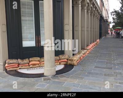 (170825) -- TEXAS, 25. August 2017 -- Foto aufgenommen am 24. August 2017 zeigt Sandsäcke zur Vorbereitung des Hurrikans Harvey in der Innenstadt von Galveston, USA. Die Bevölkerungen im südlichen Teil von Texas bereiten sich auf bedeutende Auswirkungen des Hurrikans Harvey vor, da er am Freitag als Hurrikan der Kategorie 3 vom Golf von Mexiko auf Land fallen soll. Robert Stanton) (dtf) U.S.-TEXAS-HURRICANE HARVEY-PRECAUTIONS LiuxLiwei PUBLICATIONxNOTxINxCHN Texas Aug 25 2017 Foto aufgenommen AM 24. August 2017 zeigt Sandsäcke in Vorbereitung des Hurrikans Harvey in Downtown Galveston in den Vereinigten Staaten den Pop Stockfoto